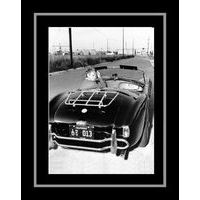 Affiche encadrée Noir et Blanc: Bullitt - Steve Mc Queen et sa AC Cobra - 50x70 cm (Cadre Tucson)